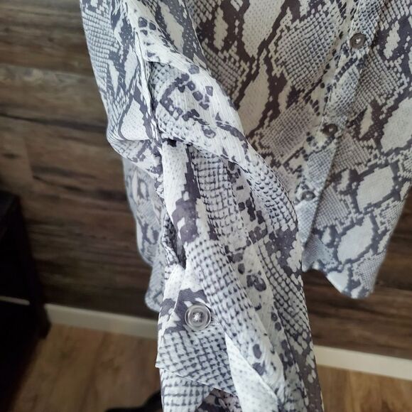 KUT from the Kloth snakeskin pattern button down Women's Size XL petite - Picture 3 of 8